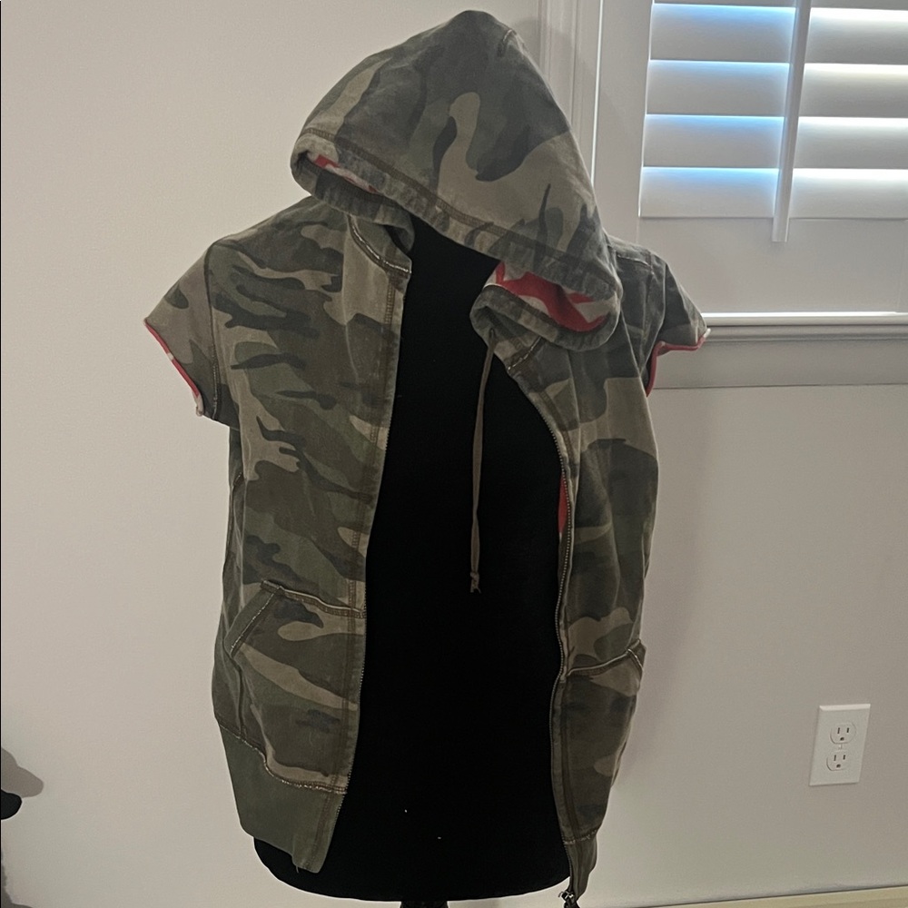 Lucky Brand camo sleeveless  Hooded Vest